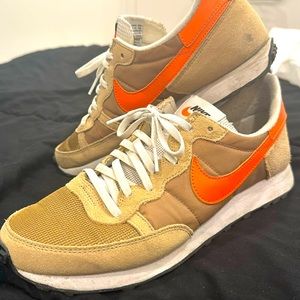 Nike Beige / Orange Sneaker